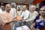 हजरतगंज के गांधी आश्रम पहुंचे मुख्यमंत्री, खादी अपनाने और स्थानीय कारीगरों को प्रोत्साहन देने का दिया संदेश (फोटो सोर्स : Ritesh Singh )