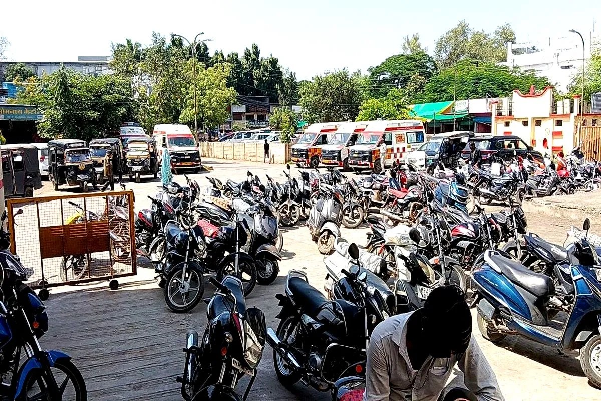 रतलाम एमसीएच गेट तक बेखौफ पार्किंग, मरीजों की जिंदगी से खिलवाड़!