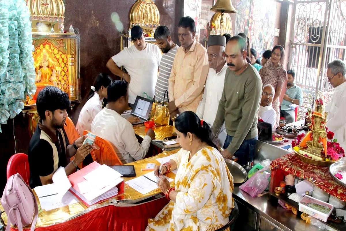रतलाम महालक्ष्मी के शृंगार में विदेशी करेंसी