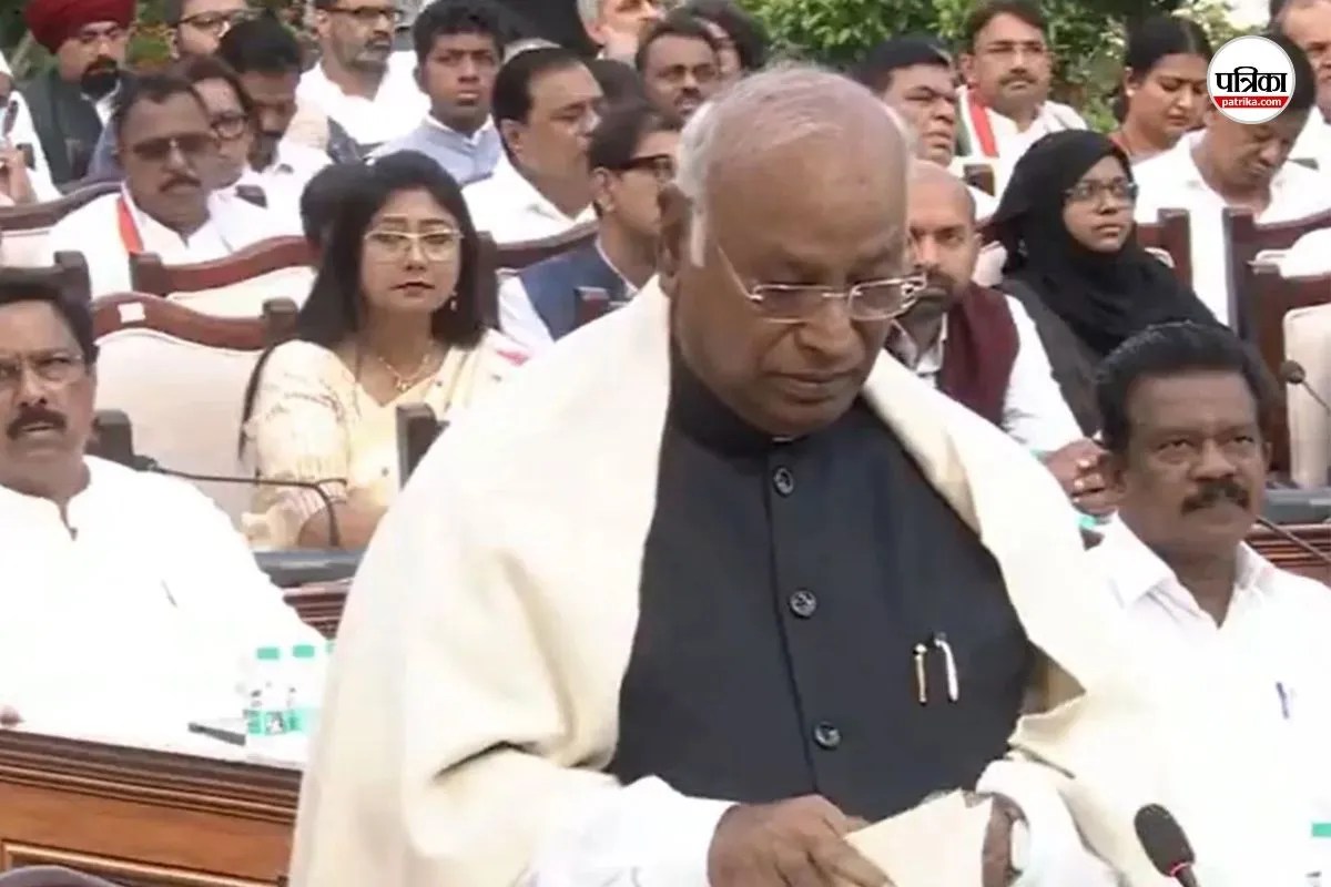 मॉक संसद में मुख्य चुनाव आयुक्त के खिलाफ प्रस्ताव हुए पेश, कांग्रेस ने PM मोदी और अमित शाह पर साधा निशाना