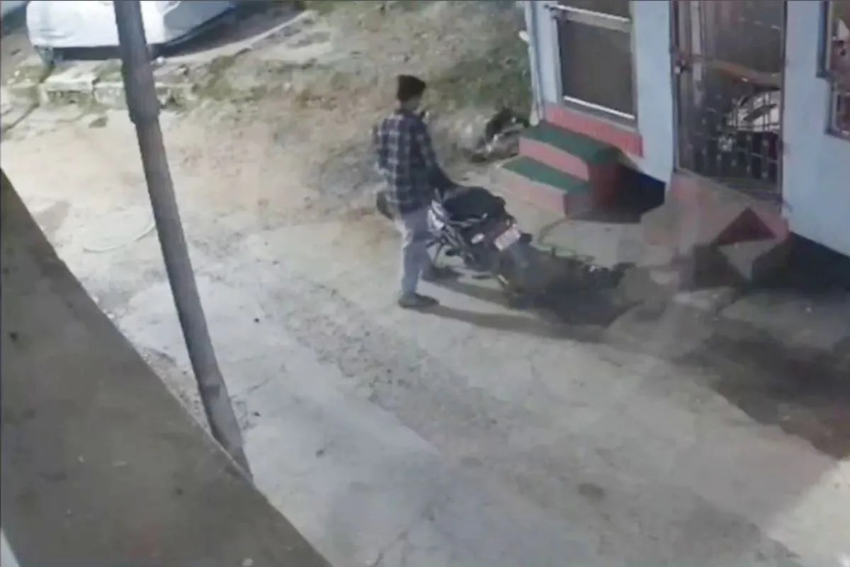 बाइक चुराने के बाद चोर को आई शर्म! मंडला में 24 घंटे में घर के बाहर खड़ी कर गया गाड़ी