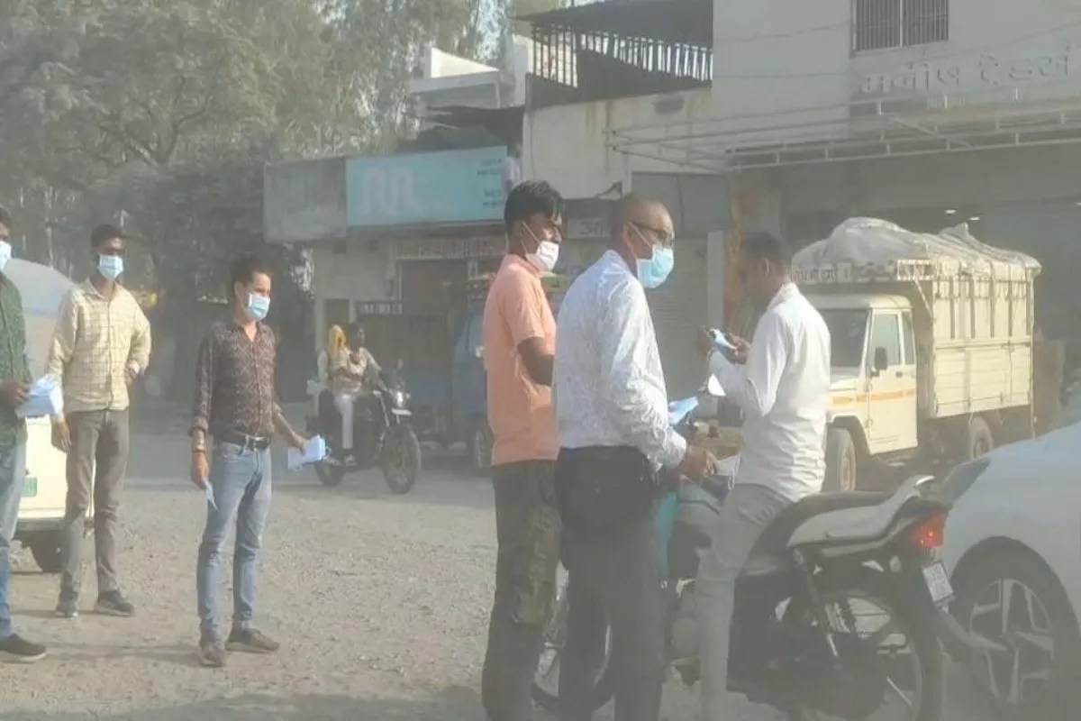 Mask distribution on Ambikapur dusty road