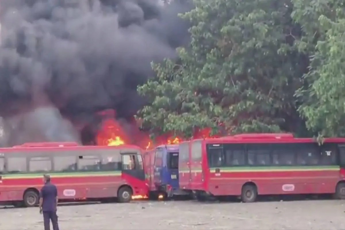 Mumbai Bus Fire: मुंबई के सायन में बेस्ट बस आगर में आग, पार्किंग में खड़ी बस को लपटों ने घेरा, दमकल मौके पर