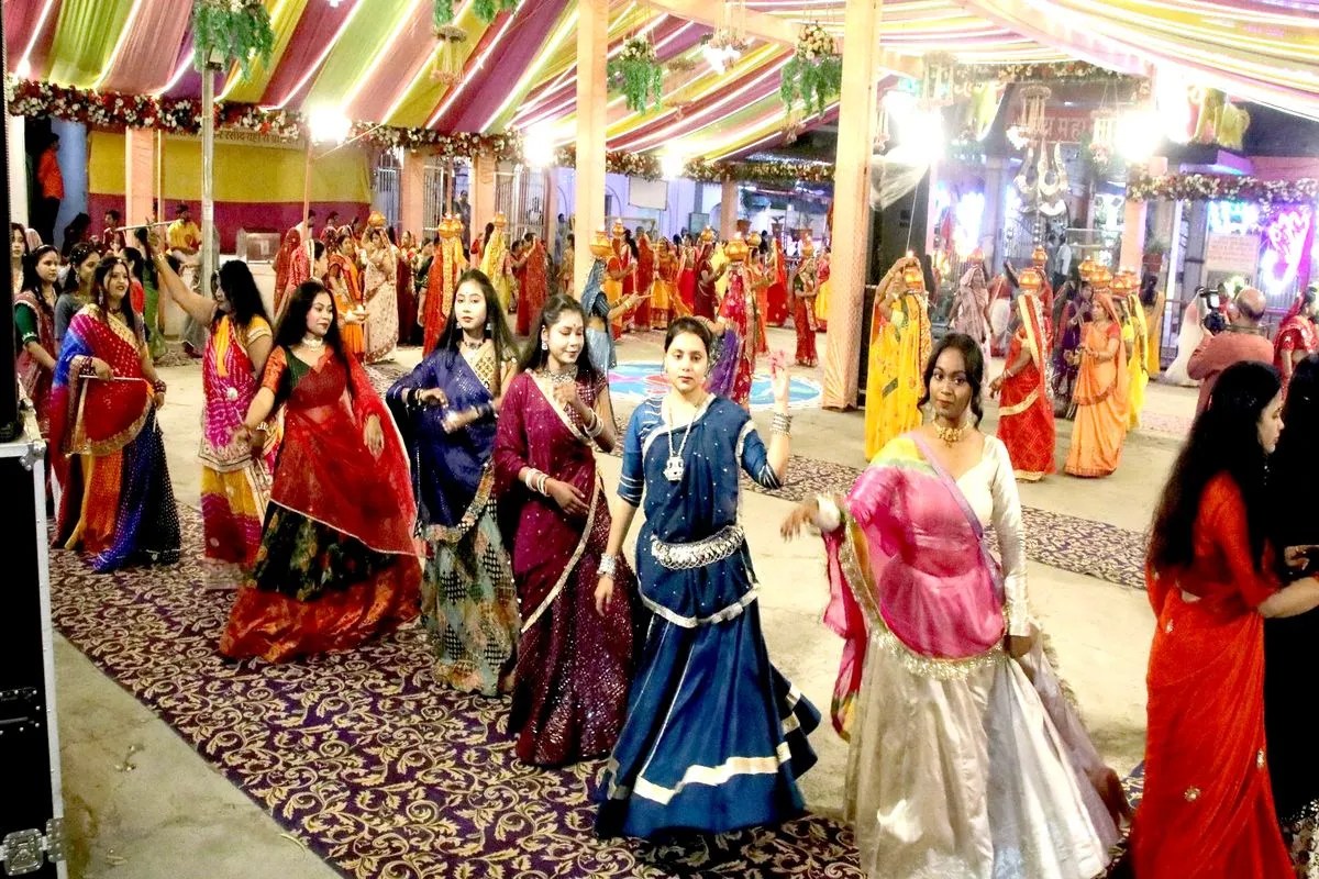रतलाम में नवरात्र, ब्रह्ममुहूर्त में शंखनाद से रात तक गरबारास की धूम