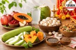 नवरात्रि व्रत की थाली में ताजे फल, मखाने और फाइबर से भरपूर फलाहार सामग्री रखी हुई
