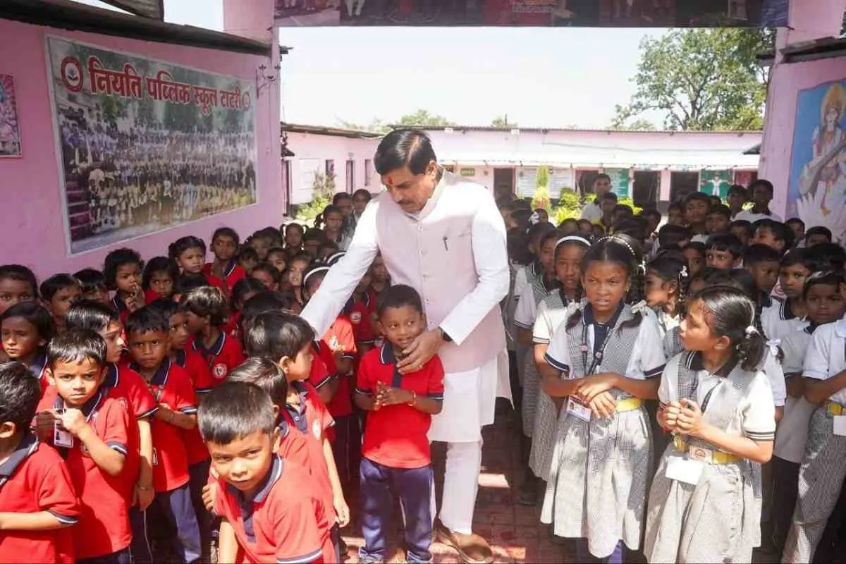 ‘कैसी चल रही पढ़ाई…’,CM मोहन यादव ने रुकवाया काफिला, अचानक पहुंचे स्कूल, बच्चों से की खूब सारी बातें