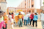 विरोध करती हॉस्टल की लड़कियां (Photo Source - Patrika)
