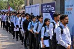 नौकरी के लिए लाइन में खड़े युवा, प्रतिकात्मक फोटो (Photo Source: AI Image)