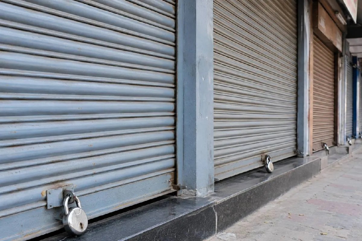 रहवासी इलाकों में बंद दुकानें, प्रतिकात्मक फोटो (Photo Source: AI Image)