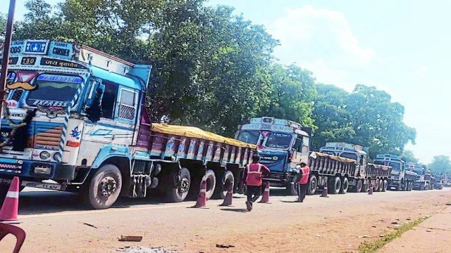 पथराटोला के पास विशेष नाका लगाकर ट्रक, डंपर, 10, 12 और 14 चक्का वाहनों के एक्सल लोड की जांच की गई। 