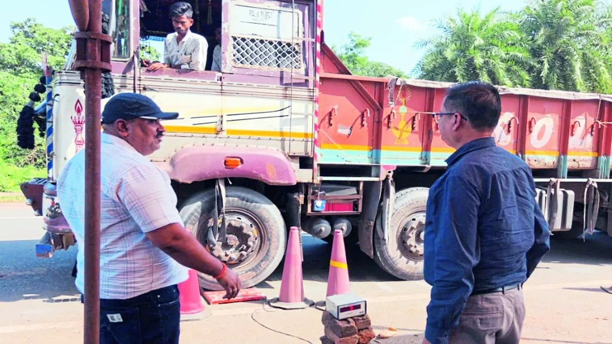 माहवाहकों में क्षमता से अधिक सामान की ढुलाई करने से राष्ट्रीय राजमार्ग पर असर पडऩे लगा है। ओवरलोड मालवाहकों के कारण सड़क की गुणवत्ता प्रभावित हो रही है। जगह-जगह सड़क में गड्ढे हो गए हैं साथ ही डामर भी उखडऩे लगी है। जांच में 30 से 35 प्रतिशत मालवाहकों में ओवरलोड पाया गया।