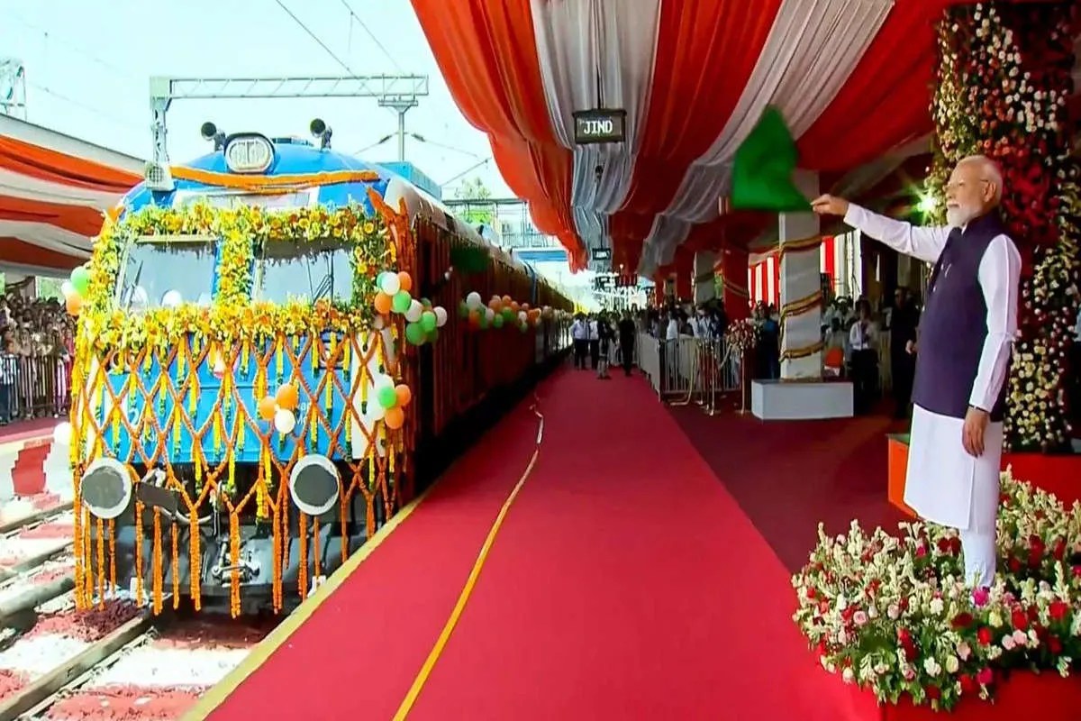 ​​​​​Train News: गुजरात, राजस्थान और यूपी के यात्रियों को मिलेगी राहत, पीएम नरेंद्र मोदी देंगे बड़ी सौगात