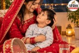 छोटे बच्चे को गोद में लिए हुए उदास या परेशान मां, जो करवा चौथ के व्रत और बच्चे की देखभाल के बीच संतुलन बना रही है।