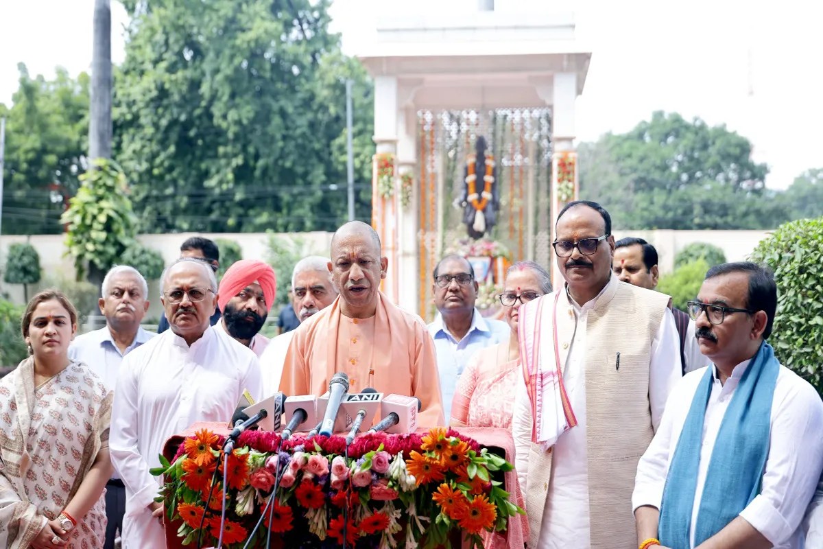 गांधी जयंती पर खादी को बढ़ावा देने का संदेश देते मुख्यमंत्री योगी आदित्यनाथ। (फोटो सोर्स : Ritesh Singh )