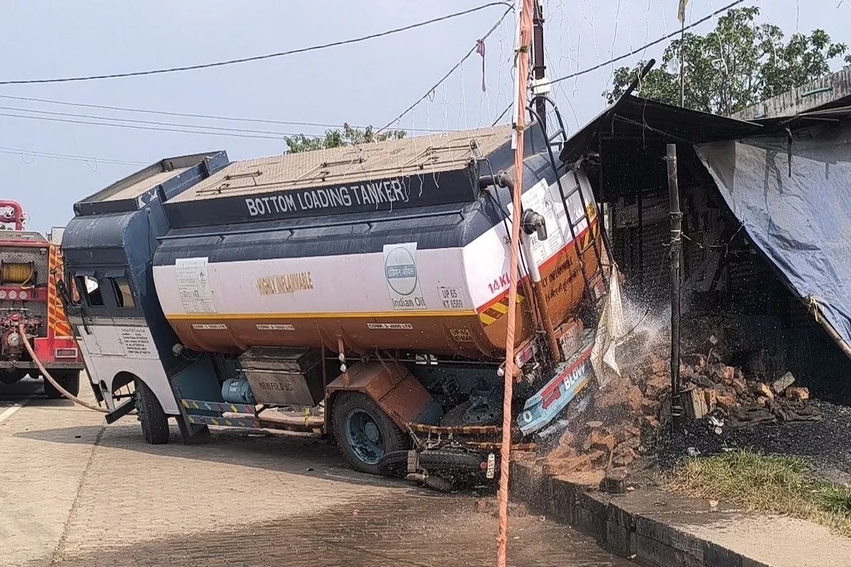 Petrol-diesel tanker reached in hotel lit furnace