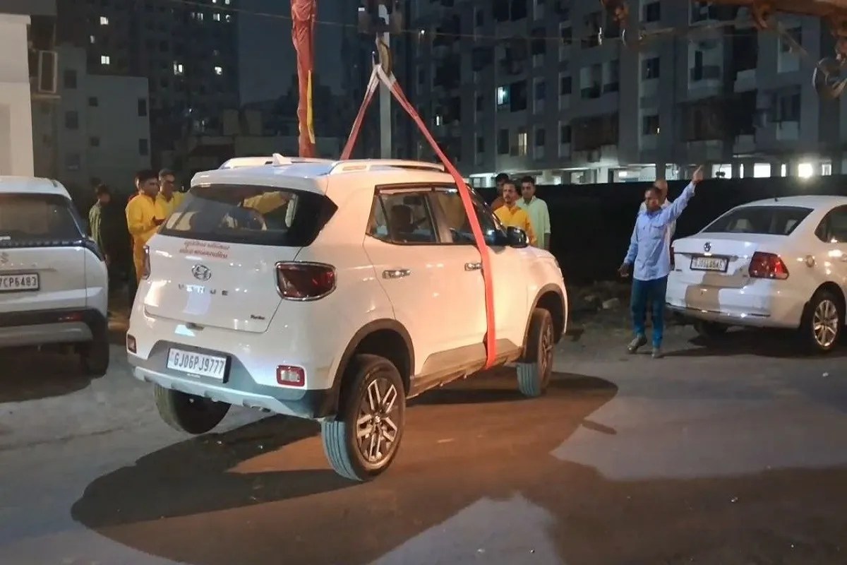 Councilor’s Car Falls into a Pit on Vadodara’s Sama-Savli Road