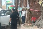 सआदतगंज ट्रिपल मर्डर के पीड़ित परिवार से मुलाकात करते ACS होम संजय प्रसाद और डीजीपी राजीव कृष्ण (फोटो सोर्स : Ritesh Singh )