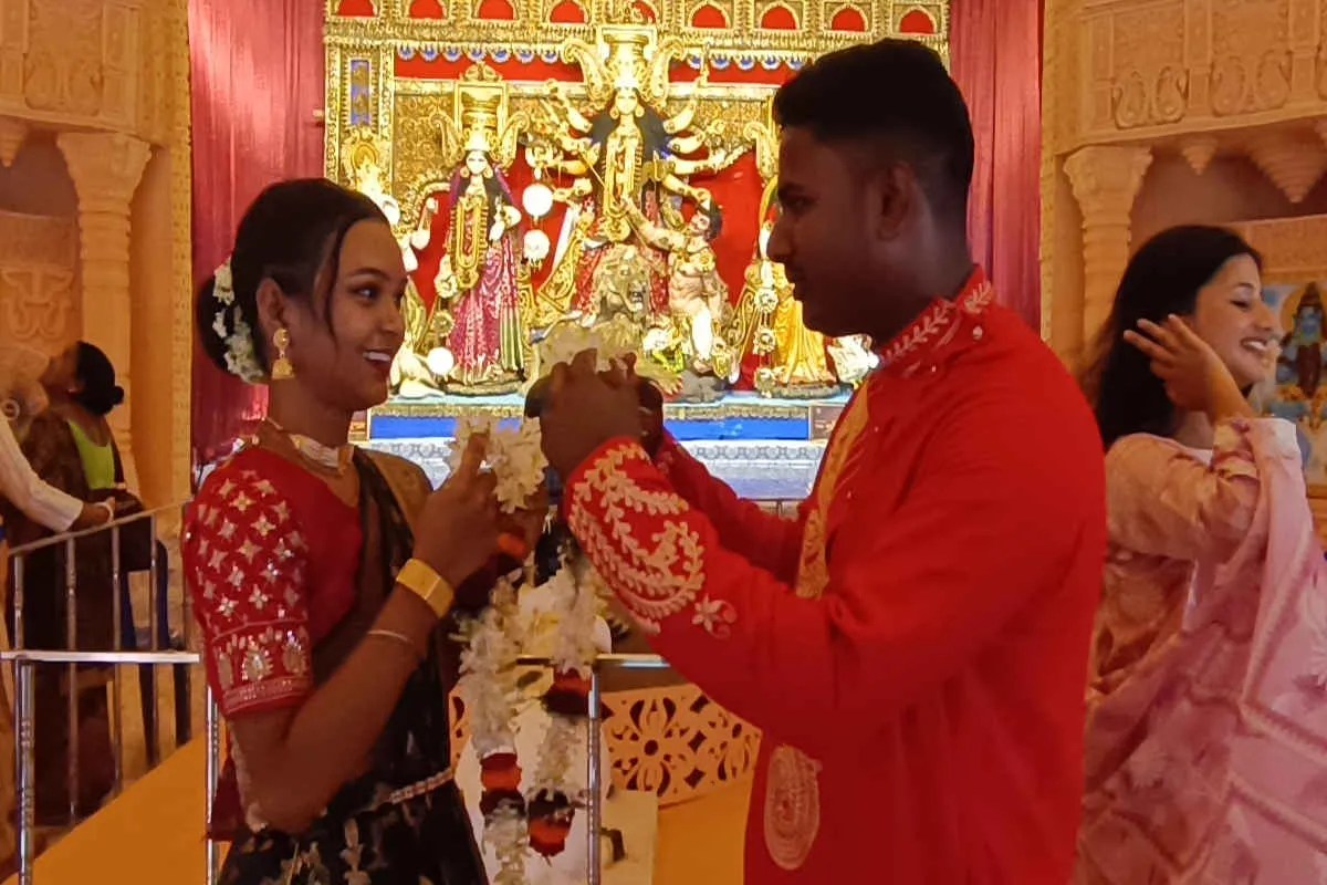 Unique Wedding: दुर्गापूजा के उत्सवी माहौल में अनोखी शादी, मां दुर्गा की प्रतिमा के सामने अजय-सुमना ने पहनाई वरमाला