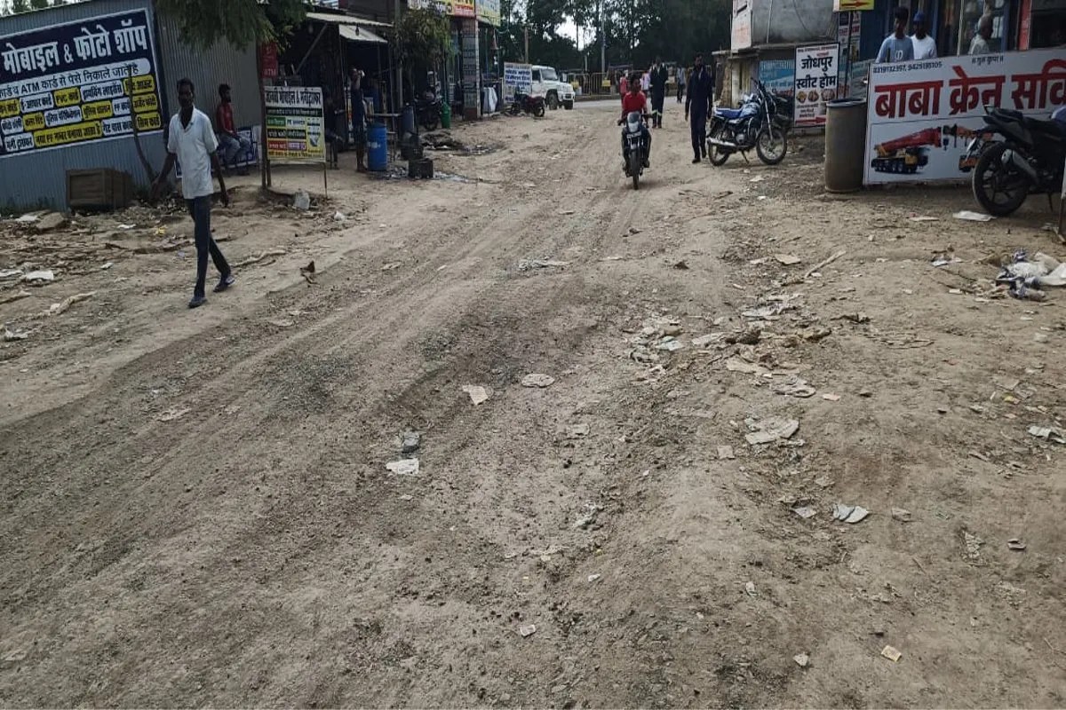 मंत्री के चार दिन में गड्ढे भरने के आदेश, बीना में शिकायत की तो अफसरों ने फोटो में गड्ढे भर समस्या का कर दिया समाधान