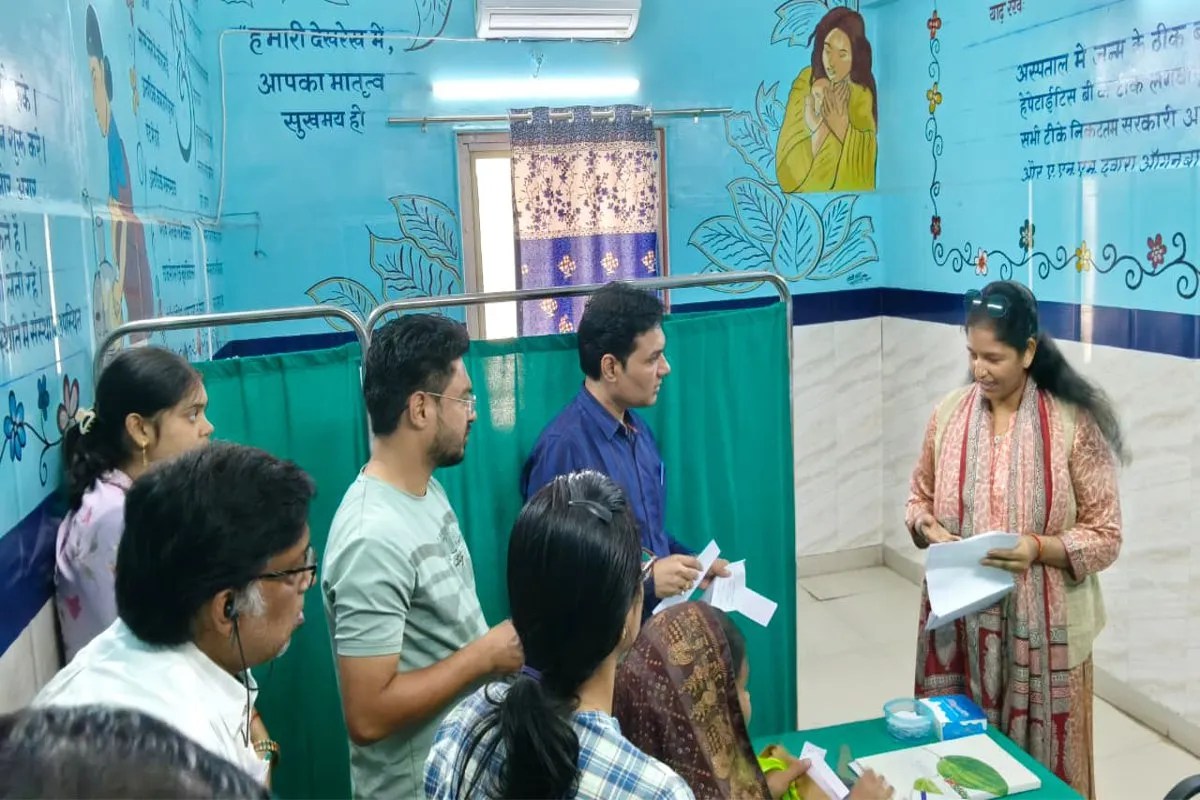 बीना अस्पताल में बाहर से यूरिन जांच कराने पर भड़की कलेक्टर, लैब टेक्नीशियन को लगाई फटकार
