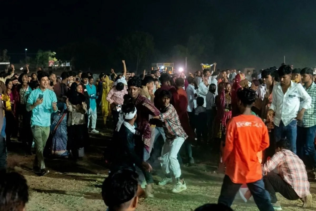 Stone-pelting between two groups in Ambaji following 'Ravan Dahan'; four injured