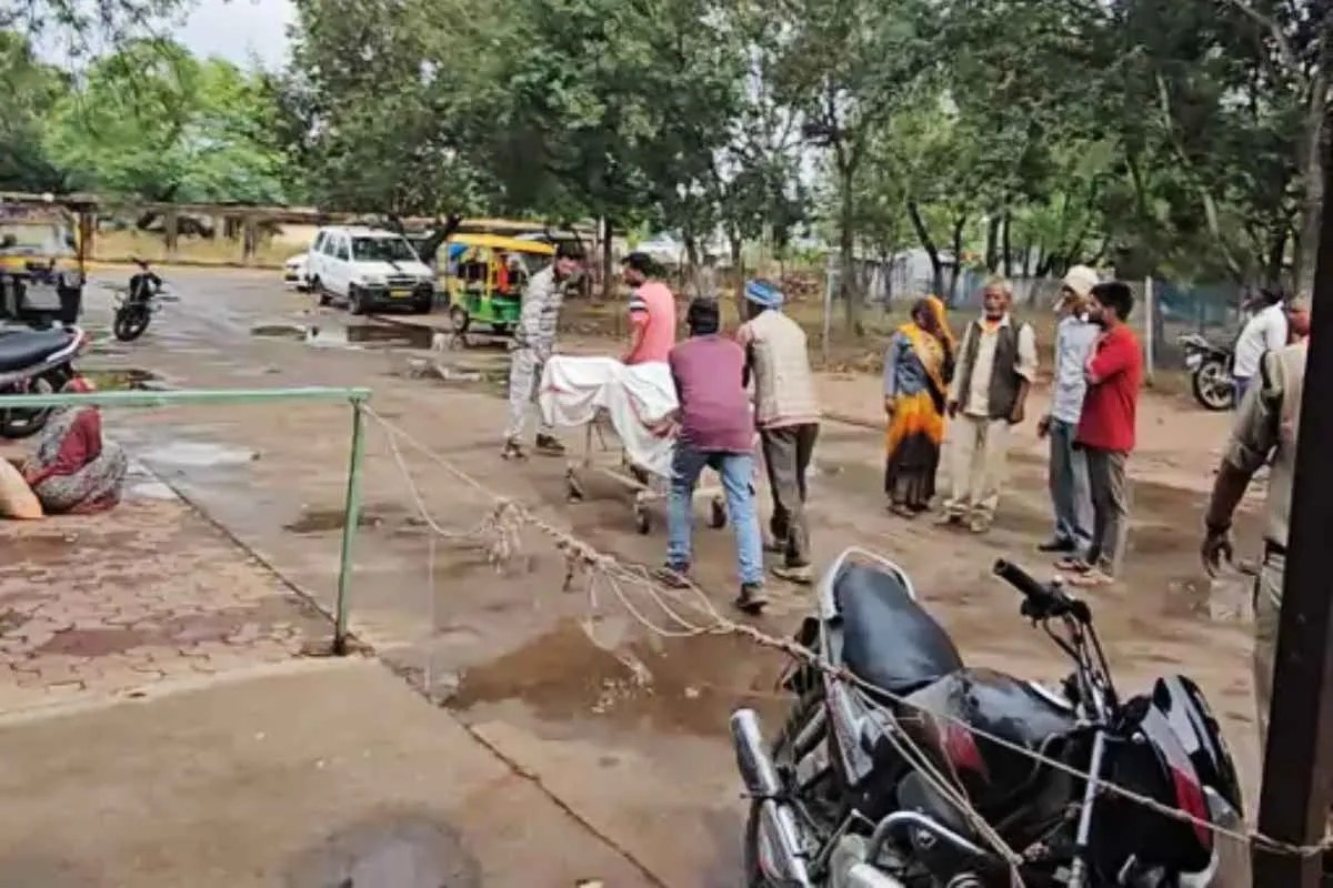 करवाचौथ पर विदिशा में उजड़े दो महिलाओं के सुहाग, चांद निकलने से पहले छाया मातम | Sironj Karwa Chauth Truck Accident Two Men Killed करवाचौथ पर विदिशा में उजड़े दो महिलाओं के सुहाग, चांद निकलने से पहले छाया मातम | Sironj Karwa Chauth Truck Accident Two Men Killed