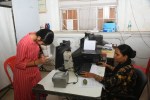 आधार में नाम, सरनेम या जन्मतिथि में बदलाव कराना अब लोगों के लिए परेशानी का सबब बन रहा है। कई मामलों में नाम में बड़ा बदलाव, सरनेम बदलने या शादी के बाद पूरा नाम बदलने के लिए राजपत्र यानी गजट में प्रकाशन कराना जरूरी है। इसके लिए लोगों को हजारों रुपए खर्च करने के साथ 3 से 6 महीने तक प्रक्रिया पूरी होने का इंतजार करना पड़ रहा है। मामूली टाइपिंग गलती या दस्तावेज की कमी होने पर आवेदन भी निरस्त हो जाता है।
