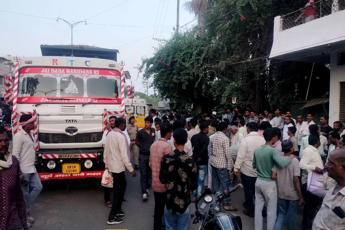 बेगमगंज में भीषण सड़क हादसा, डंपर की चपेट में आई स्पोर्ट्स बाइक, दो युवकों की मौके पर मौत