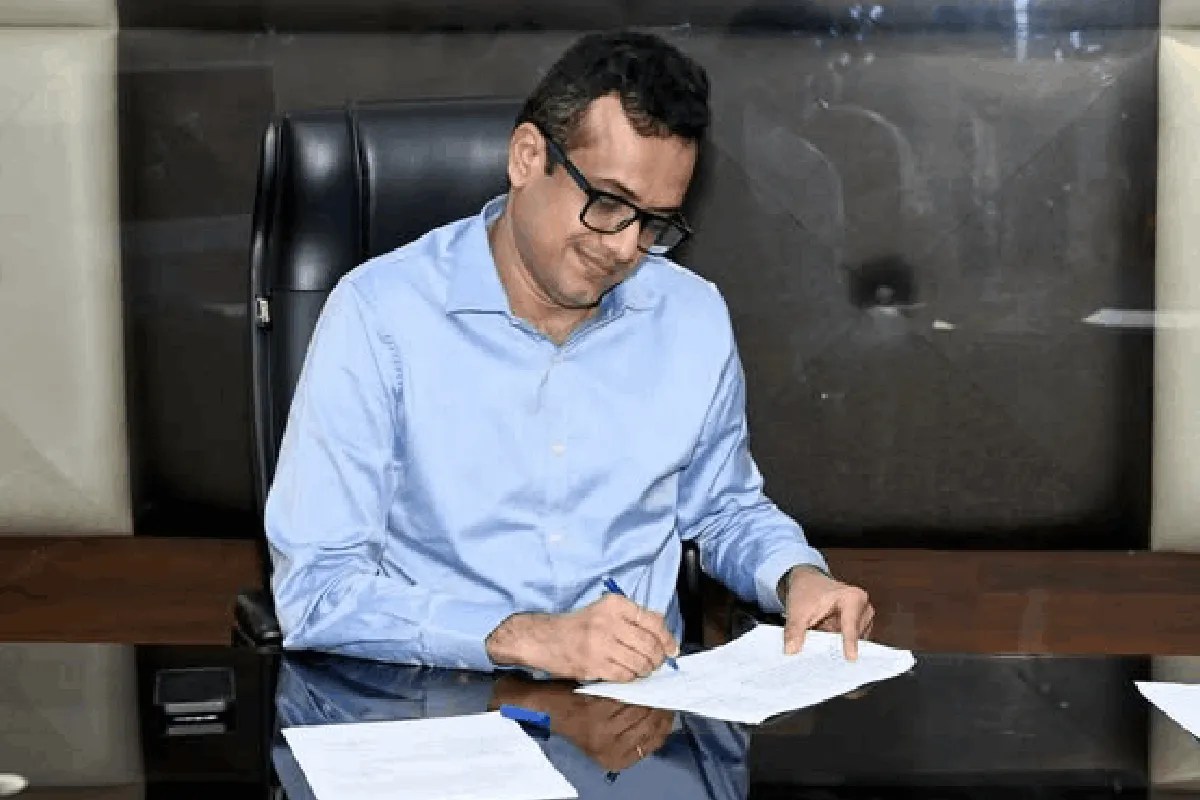 गाड़ी में बैठने की बात कहते रहे एसडीएम-तहसीलदार, 20 किमी पैदल चलने की जिद पर अड़े सैलाना के स्टूडेंट