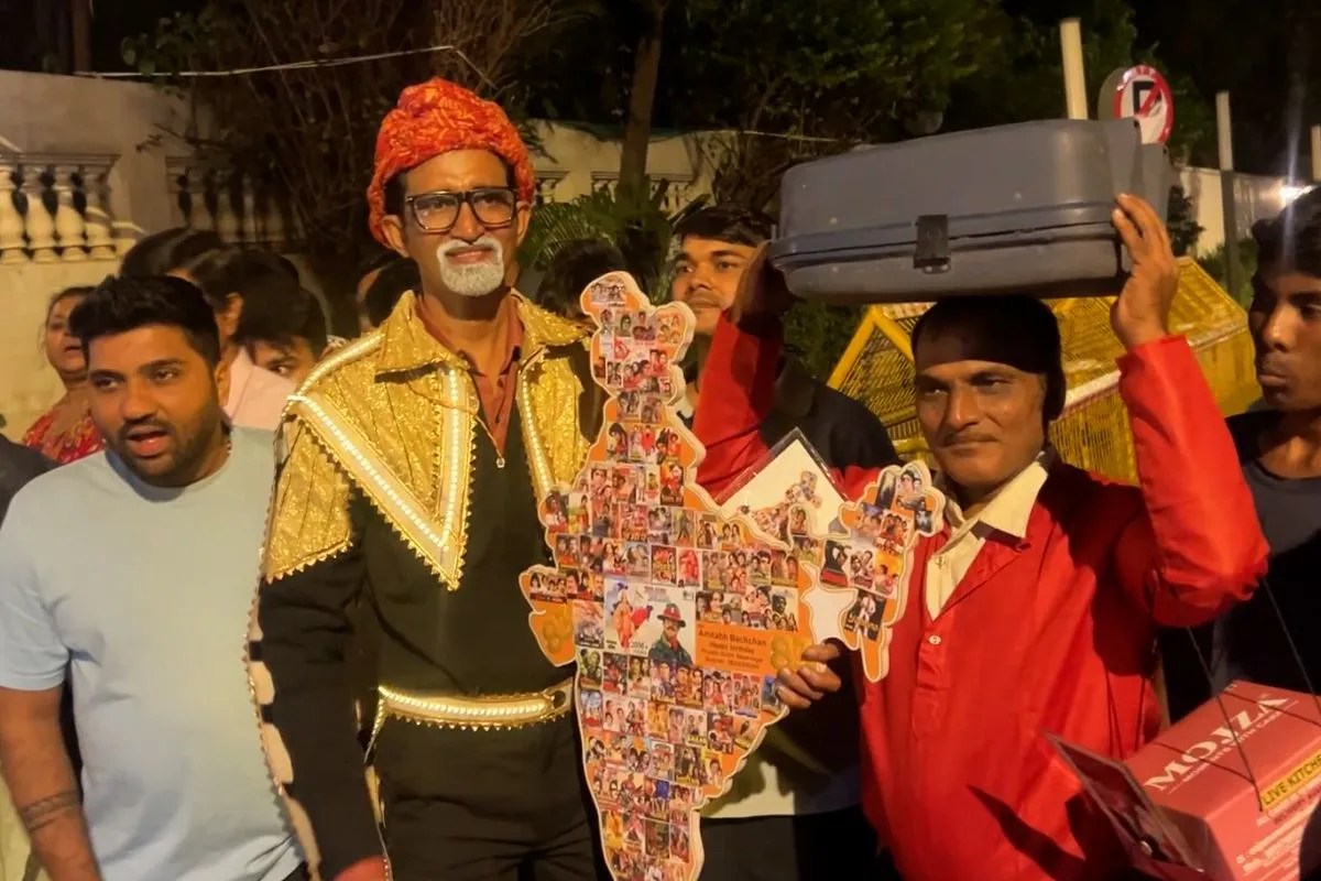 Amitabh Bachchan 84th Birthday fans reached jalsa midnight with cake and sweets video