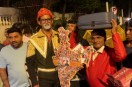 Amitabh Bachchan 84th Birthday fans reached jalsa midnight with cake and sweets video