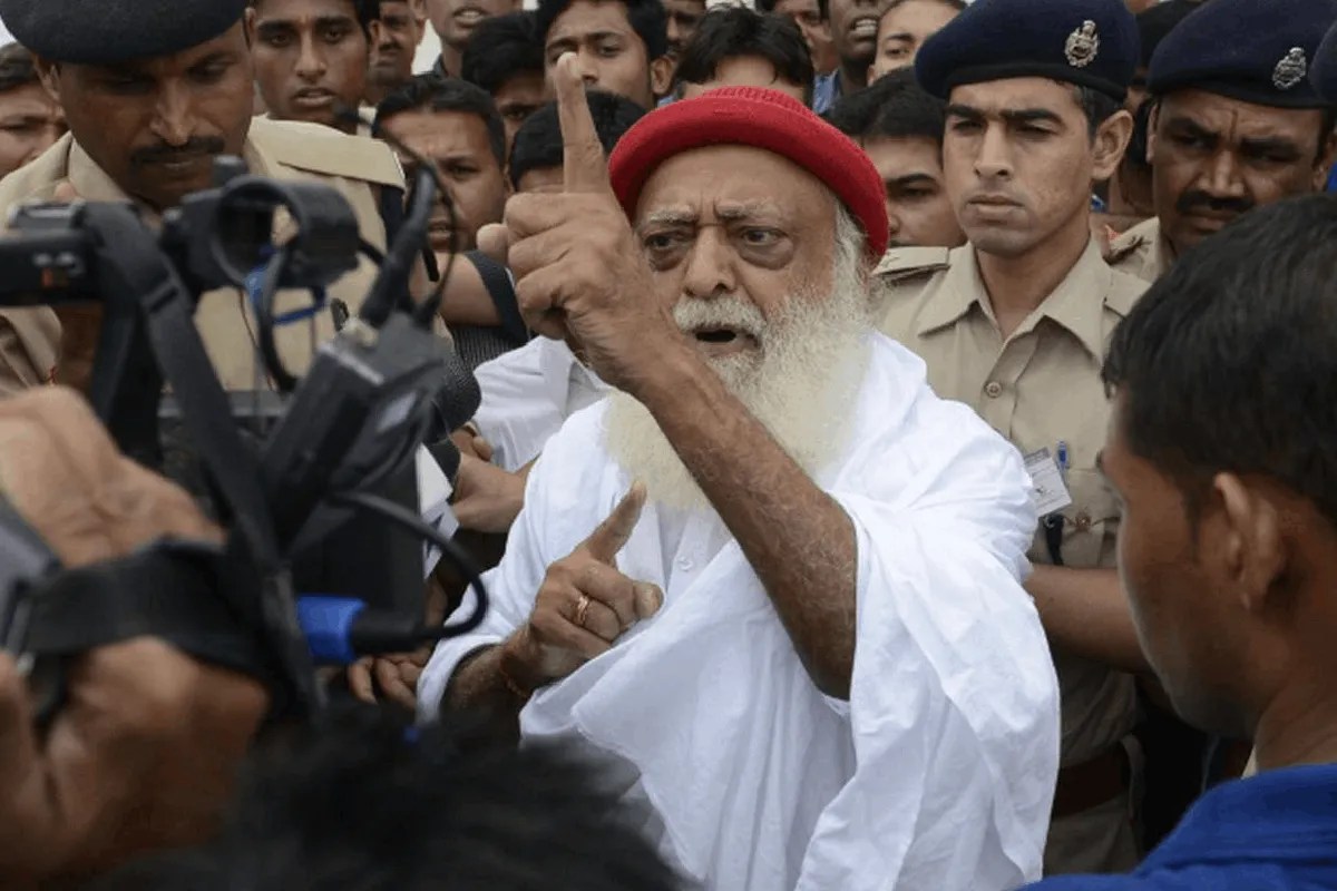 Asaram Bapu : दीवाल पर माथा पटकने लगा था आसाराम, रियायत के लिए कांस्टेबल के पकड़ लिए पैर