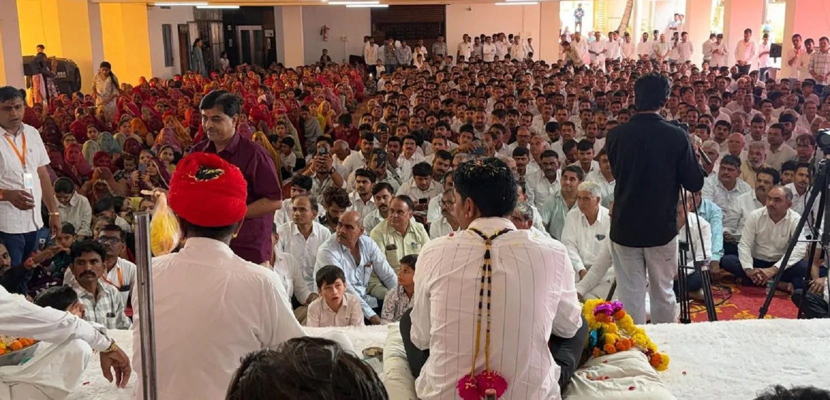 राजेश्वर भवन में नरसिंह वीरधाम लूणावास के वागाराम चौधरी भोपाजी के सान्निध्य में सत्संग-भजन में शामिल श्रद्धालु।