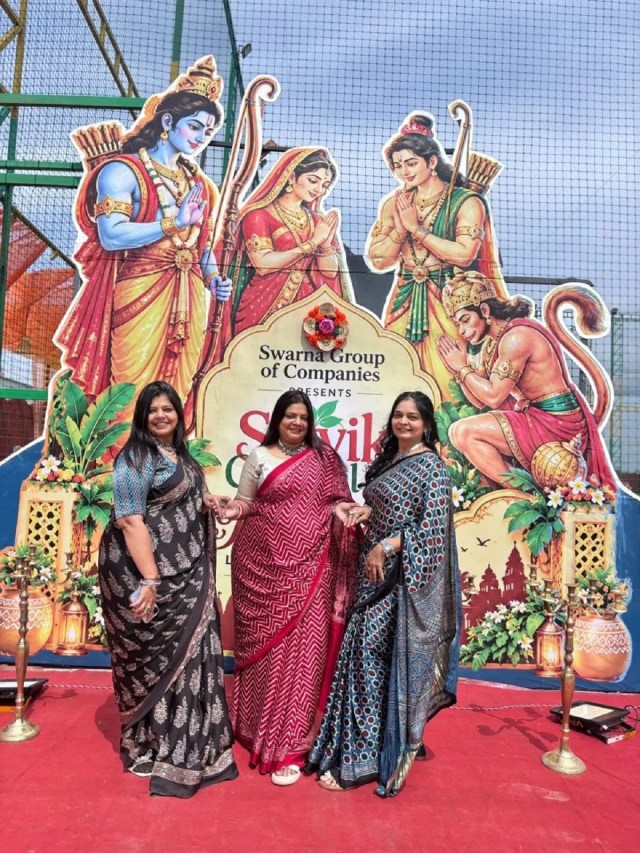 रामायण के प्रसंग पर आधारित एक दृश्य की प्रस्तुति के साथ आयोजक मंडल की महिलाएं।