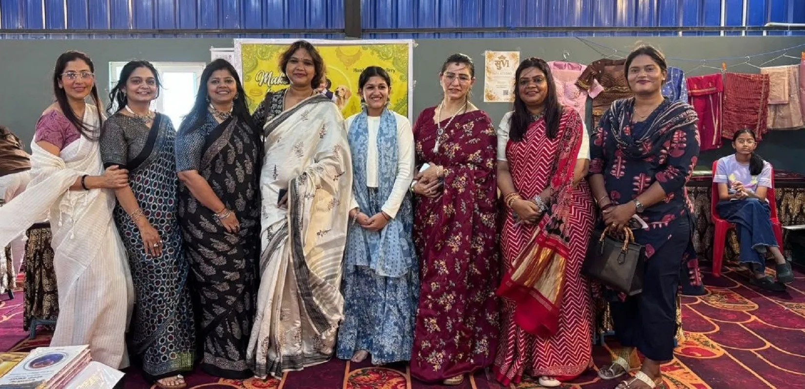 संस्कृति और परंपरा का संगम: सात्विक कार्निवल 2.0 में अतिथियों के साथ आयोजक मंडल की महिलाएं।