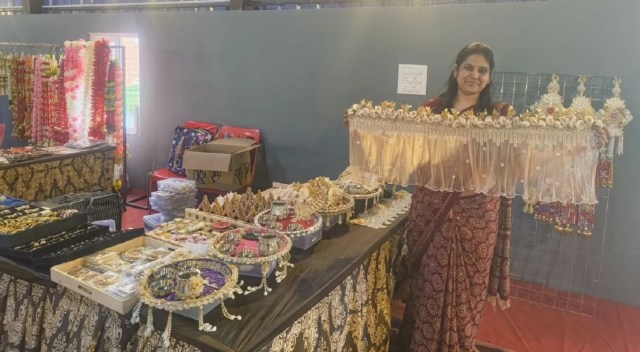 हुनर को मिला मंच: दिवाली के लिए हाथों से तैयार सजावटी उत्पादों की बारीक कारीगरी दिखाती महिला उद्यमी।