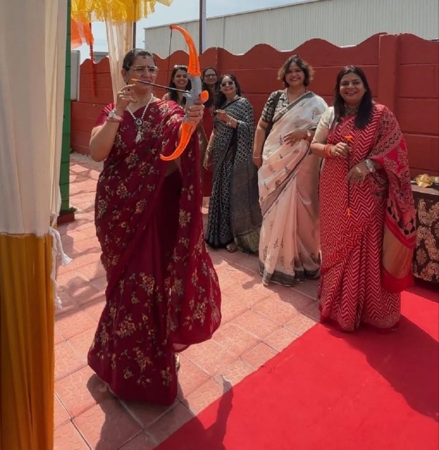धनुष-बाण गतिविधि: रामायण थीम पर आयोजित कार्निवल में धनुष-बाण के साथ अतिथि।