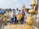 कबूतरों को चुग्गा डालते हुए रामलाल जणवा चौधरी बाली, केसाराम चौधरी हरजी एवं कल्याणसिंह राठौड़ शिवगंज।
