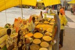 रविवार हाट बाजार में दाल दुकान पर खरीदी करते हुए ग्रामीण।