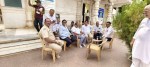 चोरी की घटना के बाद पुलिस अधिकारियों से चर्चा करते श्री जिन कुशल दादावाड़ी ट्रस्ट के अध्यक्ष रमेश बाफना मोकलसर व ट्रस्टी।