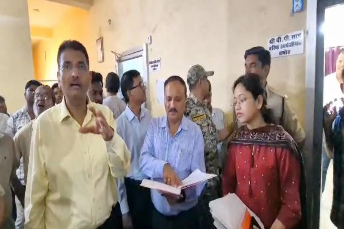 कलेक्टर को नोटों की गड्डी लिए मिला वेंडर, दमोह पंजीयक कार्यालय में कमीशन का खेल उजागर