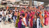 गब्बूर गली स्थित बाबा रामदेव मंदिर से निकली ज्वारा विसर्जन शोभायात्रा में मां अंबे की तस्वीर के साथ नाचते-गाते श्रद्धालु।