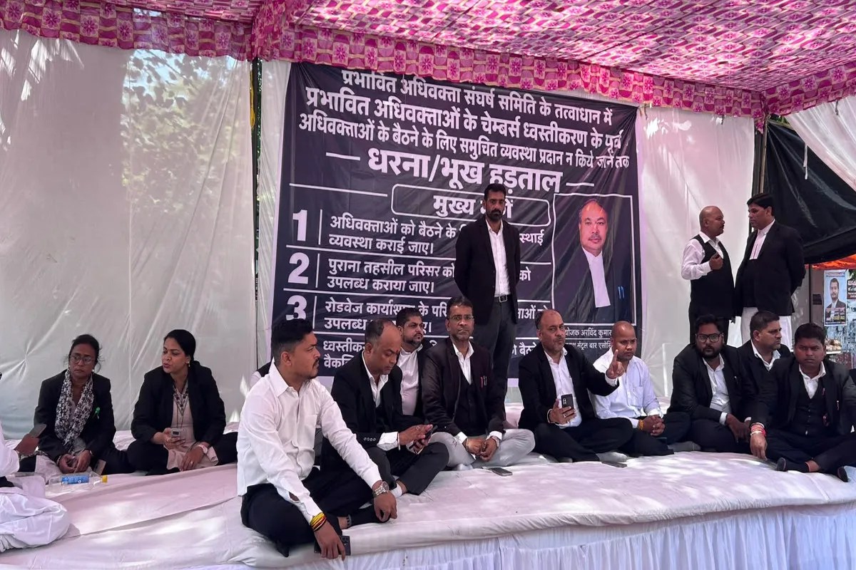 . स्वास्थ्य भवन के बाहर विरोध प्रदर्शन के लिए जुटे अधिवक्ता। (फोटो सोर्स : Ritesh Singh )