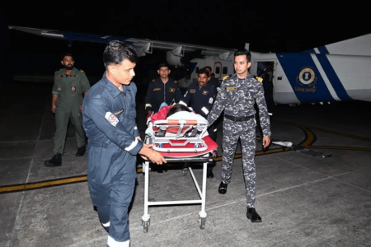 मौसम खराब था, लेकिन नहीं रुका बचाव अभियान; तटरक्षक बल ने बचाई 66 वर्षीय मरीज की जान