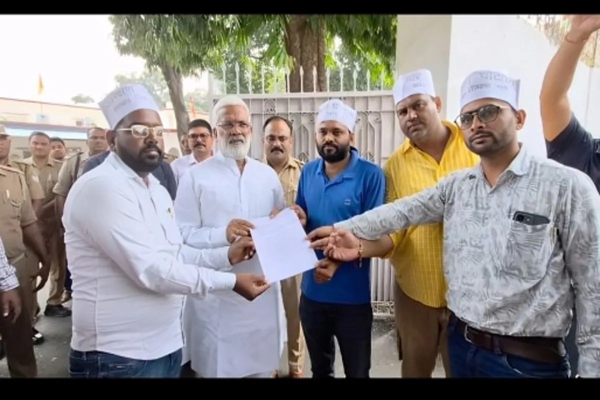 नियुक्ति की मांग को लेकर जल शक्ति मंत्री स्वतंत्र देव सिंह के आवास पर प्रदर्शन किया (फोटो सोर्स : Ritesh Singh )