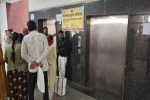 अस्पताल के ए ब्लॉक में दो में से एक ही लिफ्ट चालू।