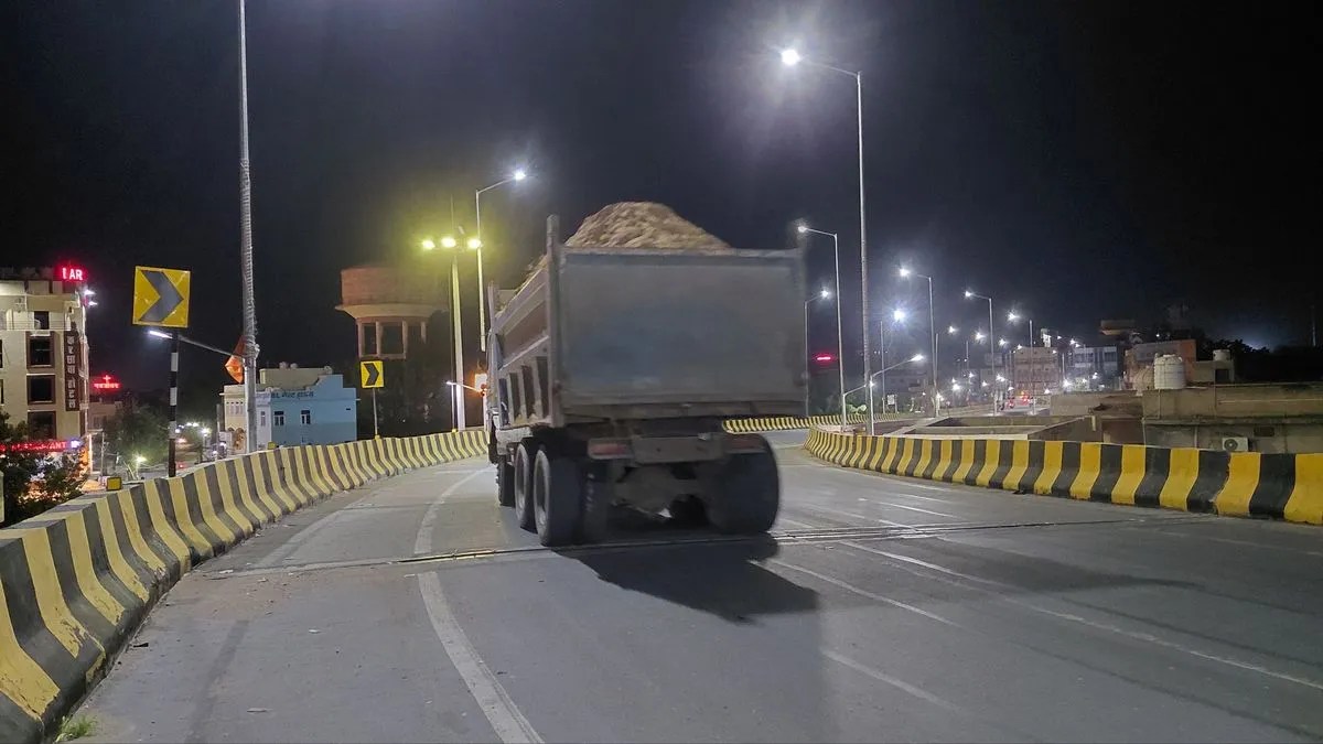बिना नम्बरी डम्पर