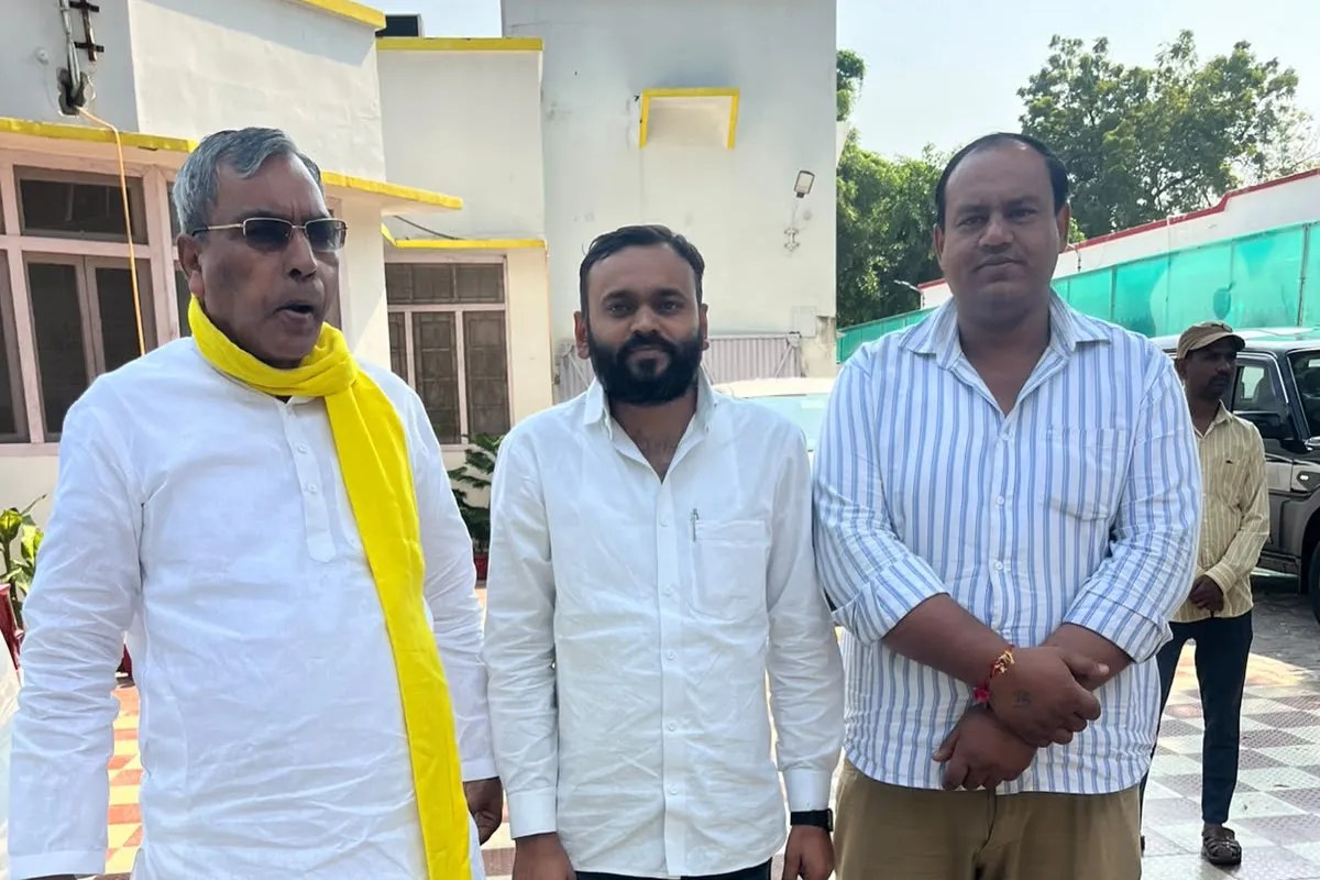 68500 शिक्षक भर्ती में आरक्षण विसंगति दूर करने की मांग पर अभ्यर्थियों ने मंत्री ओमप्रकाश राजभर से मुलाकात की (फोटो सोर्स : Ritesh Singh )