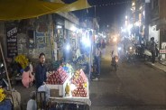 बुधवारा बाजार में लगे फलों के ठेले।