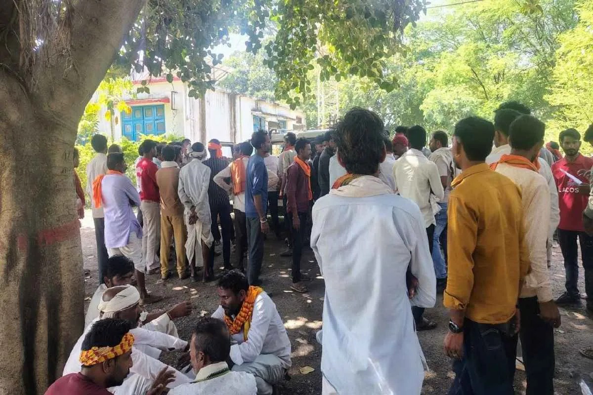 थाने के सामने 300-400 लोगों ने किया प्रदर्शन, गुना में आरोपियों के घरों पर बुलडोजर चलाने की मांग